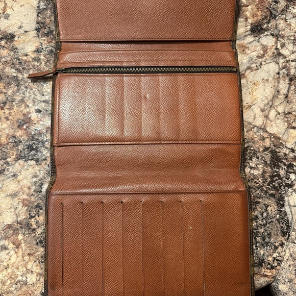 Louis Vuitton Brown Monogram Wallet folding with a snap closure - Picture 6 of 10